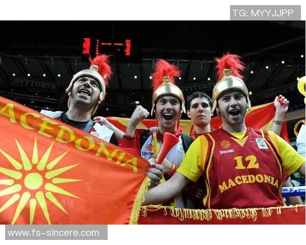 足球明星女友亲临赛场助阵激情四溢引发媒体热议与球迷关注