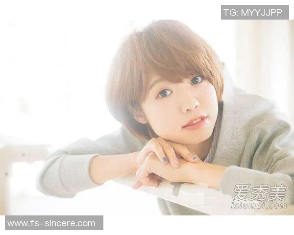 足球明星短发发型女生的时尚潮流解析与搭配技巧分享